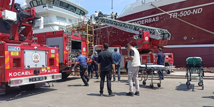 Tersanede gemi yangını; 4 mürettebat hastaneye kaldırıldı