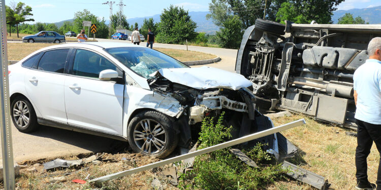 Tokat'ta otomobil ile minibüs çarpıştı: 18 yaralı