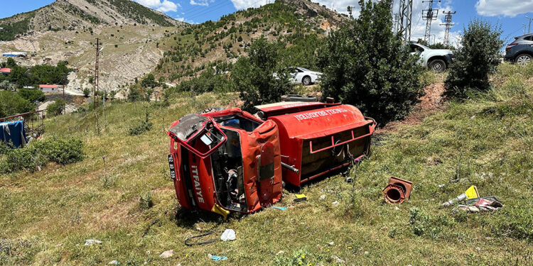 Tunceli'de itfaiye aracı şarampole yuvarlandı; 3 yaralı