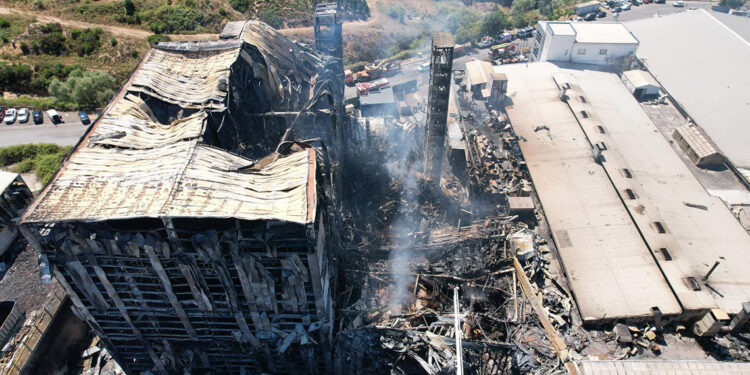 Tuzla'da yanan fabrika havadan görüntülendi