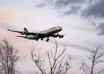 Uçakta korku dolu anlar: Pilot, 'Hava çok sallıyor'