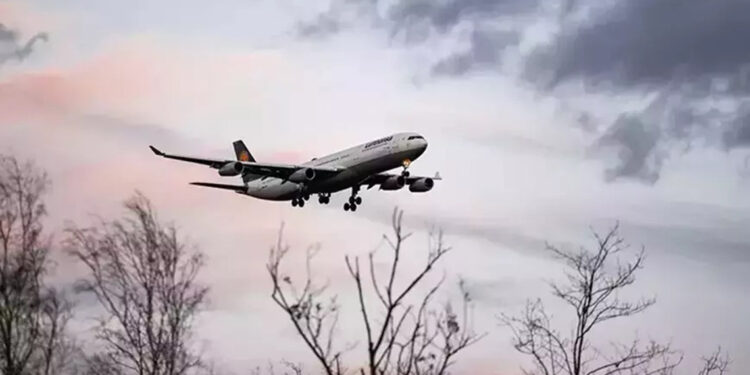 Uçakta korku dolu anlar: Pilot, 'Hava çok sallıyor'