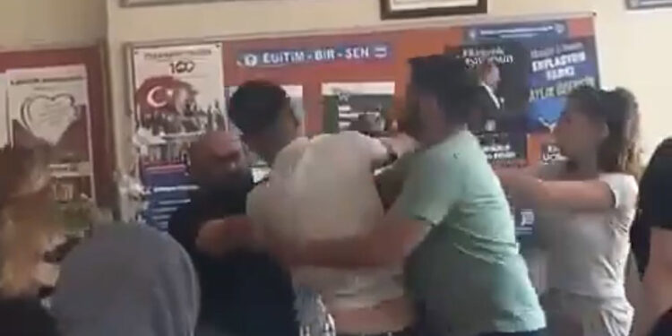 Ümraniye'de öğretmene yumruklu saldırı kamerada