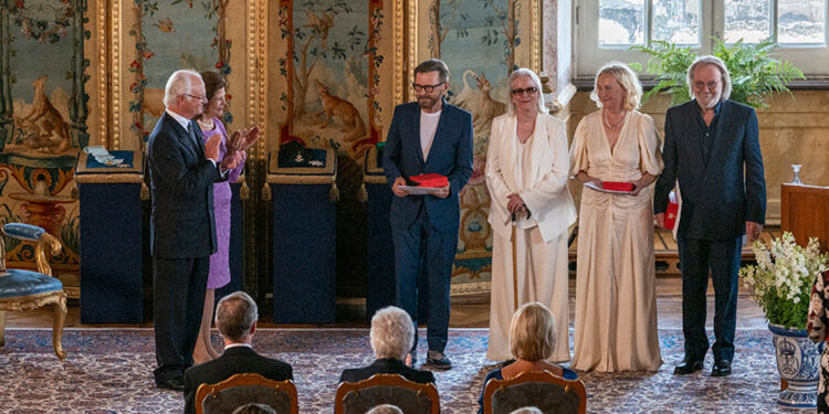 Ünlü müzik grubu ABBA’ya Kraliyet nişanı verildi