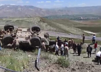 Van'da askeri araç devrildi: 4 yaralı