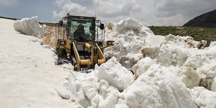 Van'da haziran ayında karla mücadele çalışması