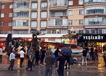 Yozgat'ta şiddetli rüzgar, çatıları uçurdu; olay anı kamerada