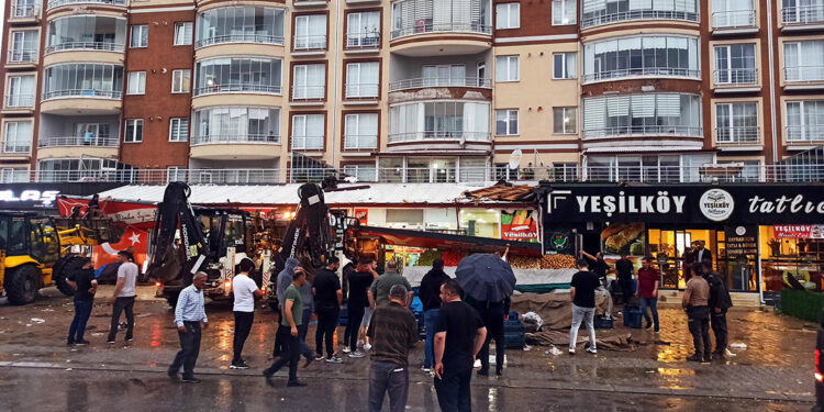 Yozgat'ta şiddetli rüzgar, çatıları uçurdu; olay anı kamerada