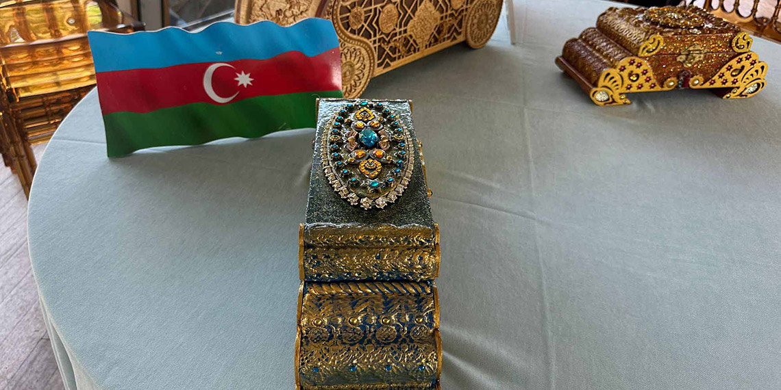 Azerbaycan'da gazetecilik yapan 58 yaşındaki İskender Serdarlı'nın hayatı 2010 yılında şeker hastalığı nedeniyle altüst oldu. Mesleğini bırakan ve yürüyemez hale gelen Serdarlı'yı kendisi gibi gazeteci olan eşi Lale Serdarlı, Zengezur halk sanatıyla tanıştırdı.