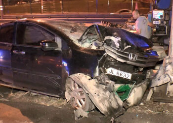 Zeytinburnu D-100 Karayolu'nda otomobil refüje çarptı: 5 yaralı