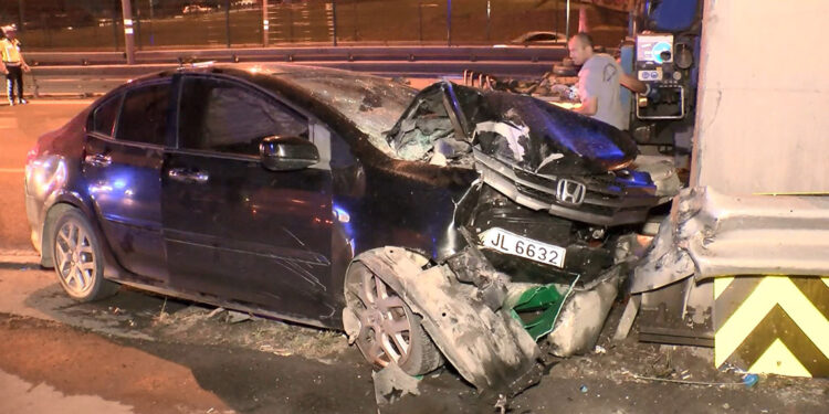 Zeytinburnu D-100 Karayolu'nda otomobil refüje çarptı: 5 yaralı