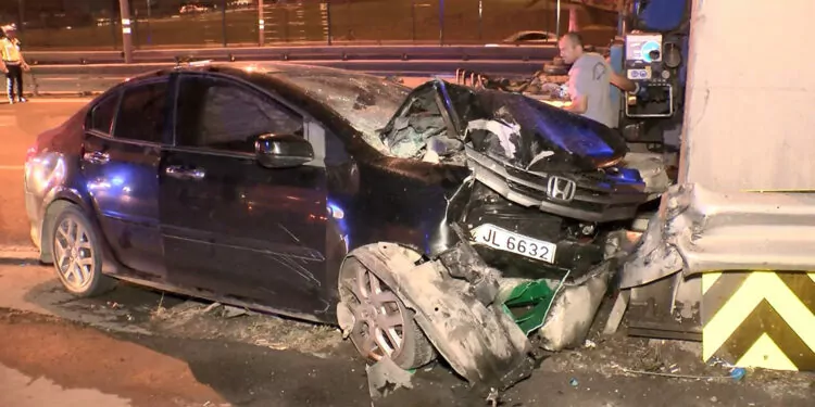 Zeytinburnu d-100 karayolu'nda otomobil refüje çarptı: 5 yaralı