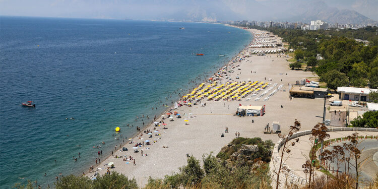 Antalya'da yoğun nem nedeniyle sıcaklık 6 derece yüksek hissedildi