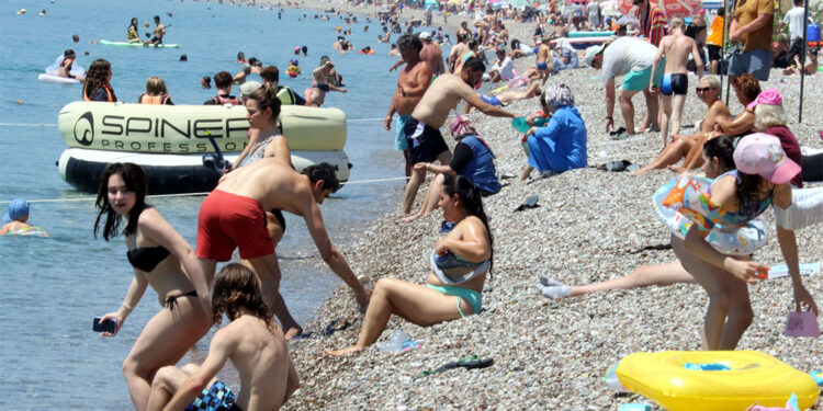 Antalya'da termometreler 41 dereceyi gösterdi