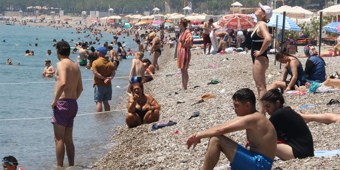 Antalya'da sıcaktan bunalan yerli ve yabancı turistler, dünyaca ünlü Konyaaltı Sahili'ne akın etti. Antalya'da termometreler 41 dereceyi gösterirken, nem oranı yüzde 36 seviyelerinde seyretti.