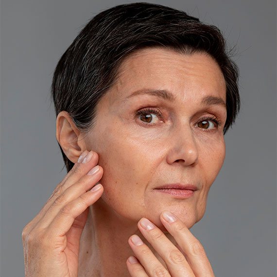 Bu sinir bozucu kırışıklıkların nereden geldiğini merak ediyorsanız, bunun suçlusu stres olabilir. Bu endişe çizgileri mi? Evet, stresin de bunda etkisi vardı.