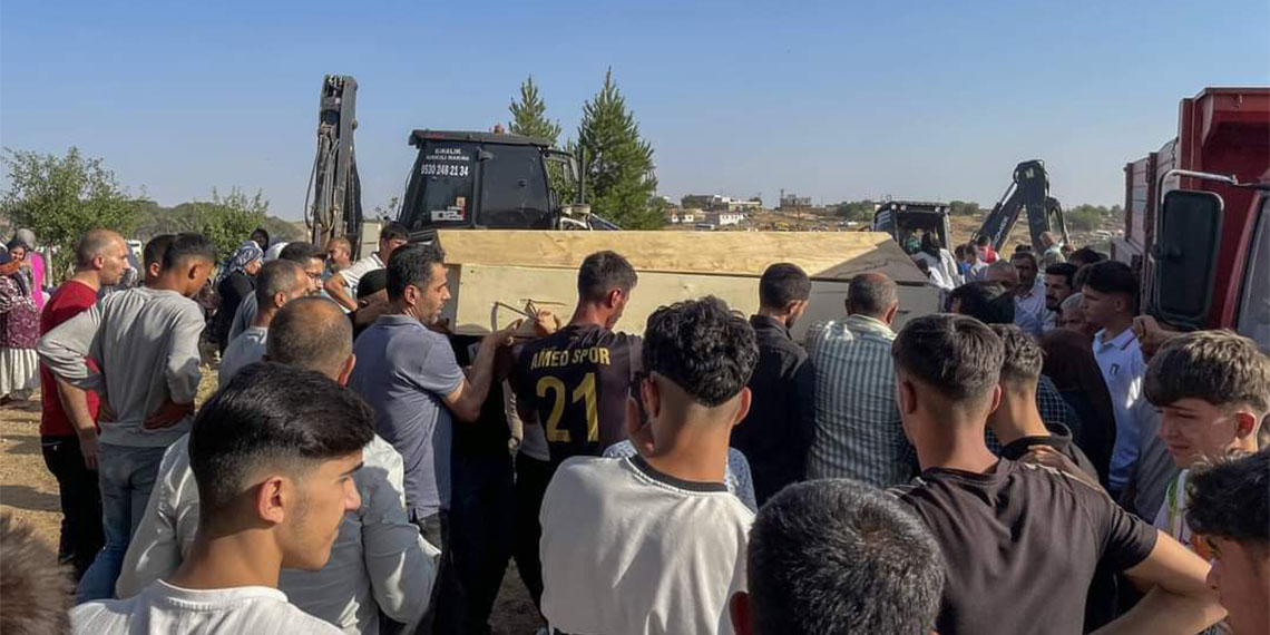 Diyarbakır ve Mardin'de 5 kişinin öldüğü yangında kuzenler, Şeyhmus (17) ve Hasan Demir (40), yan yana toprağa verildi.