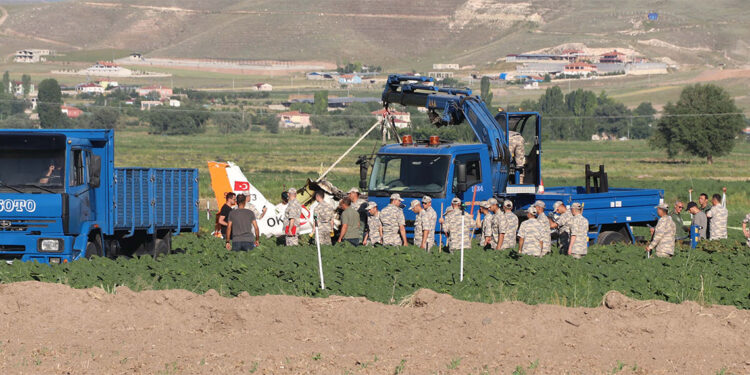 Eğitim uçağının enkazı kaldırıldı