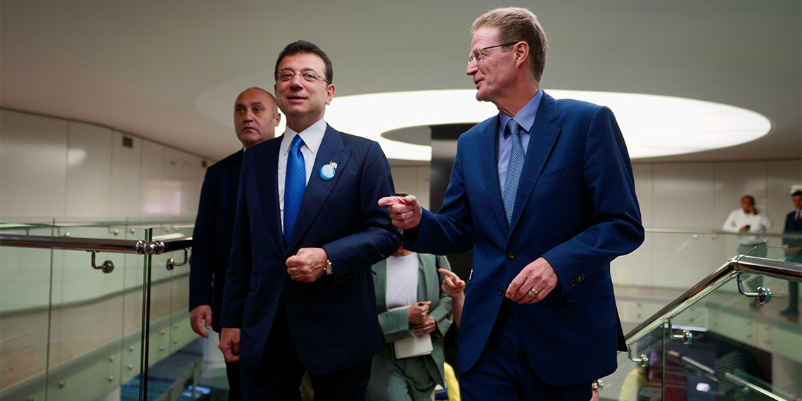 İstanbul Büyükşehir Belediye (İBB) Başkanı Ekrem İmamoğlu, "Neyi kimden saklıyorsunuz? Mülteci konusunda şeffaf olsunlar. Bu mesele, önemli bir meseledir" dedi.