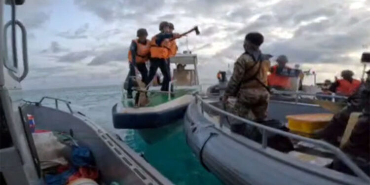 Filipinler Çin'le yaşanan gerginliğin görüntüsünü paylaştı