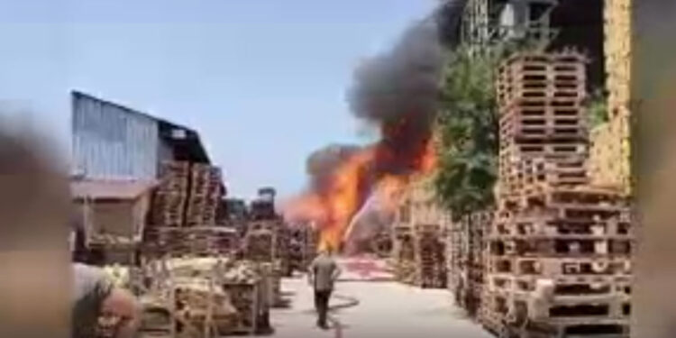 Gebze'de palet fabrikasında yangın 