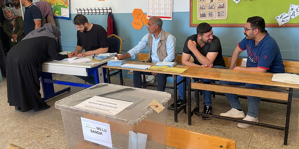 Şanlıurfa Hilvan'da seçmenler, belediye başkanlığı, belediye meclis üyeliği ile mahallelerin muhtarlık ve ihtiyar heyeti için ikinci kez oy kullanmak için saat 08.00 sandık başına gitti.