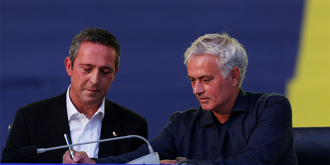 Fenerbahçe’nin teknik direktörlük görevi için görüşmelere başladığı ve anlaşmaya vardığı Portekizli teknik direktör Jose Mourinho resmi sözleşmeyi imzalamak için İstanbul’a geldi.