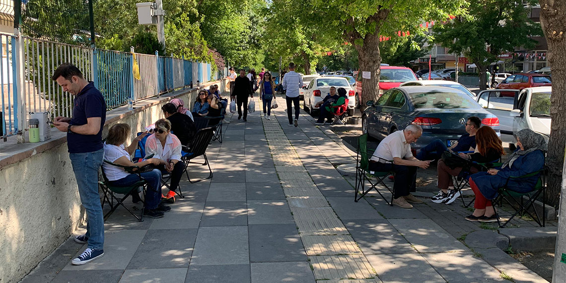 Ankara'da Liselere Geçiş Sistemi LGS sınavına giren öğrenciler sınıflarda ter döktü. Yurt genelinde 1 milyon 38 bin öğrencinin katıldığı sınavın ilk oturum, saat 10.45'te sona erecek.