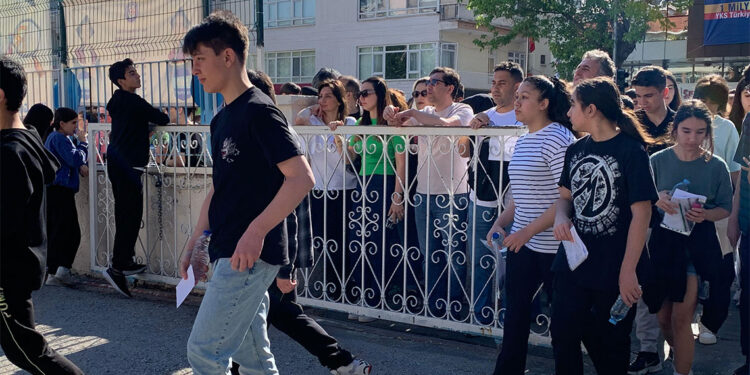 LGS sınavına giren öğrenciler sınıflarda ter döktü