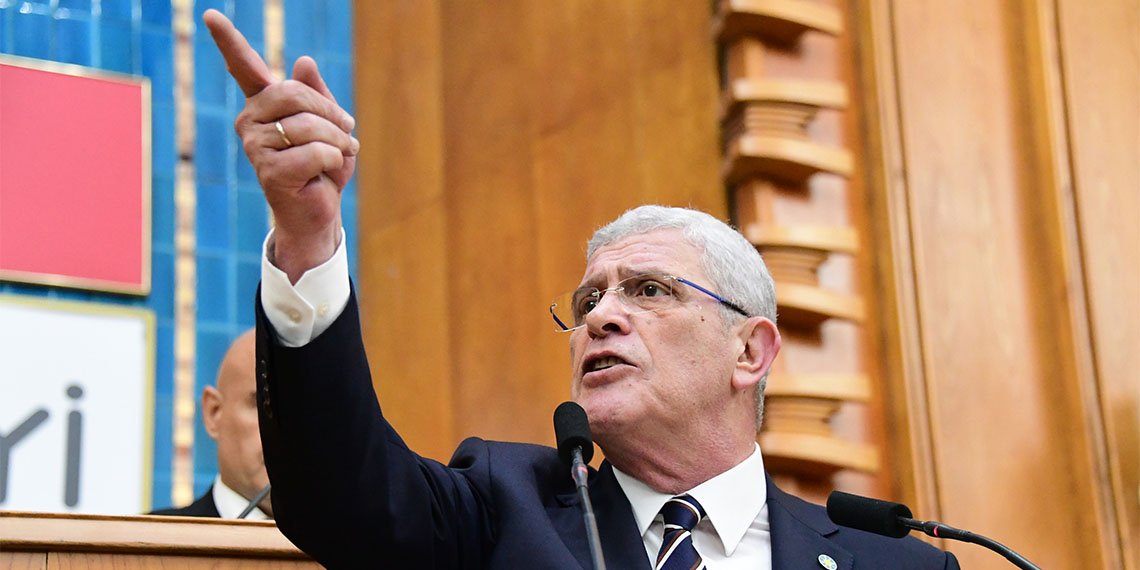 İYİ Parti Genel Başkanı Müsavat Dervişoğlu, "Tarih maalesef şahsi emellerini, müstevlilerin siyasi emelleriyle birleştirenlerle, bunu da bir şekilde izah etmeye çalışanlarla doludur. İYİ Parti'de bin odasında bin fitne mumu yanan ve sarayın karanlık dehlizlerinden çıkan sözde siyasete yer yoktur" dedi.