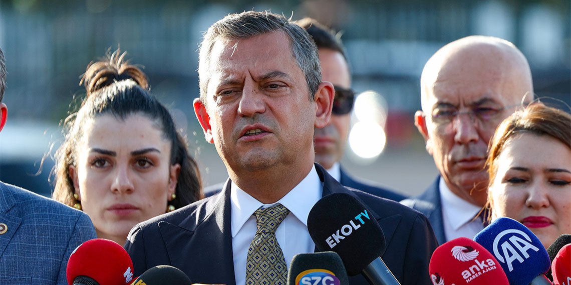 CHP Lideri Özgür Özel, "2 gündür Anayasa Mahkemesi gecikmiş ama çok önemli kararlar veriyor. Bu görüşmenin, bu kararlarla ilişkilendirilmesini istemem” dedi.