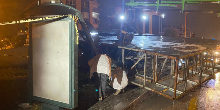 Reklam panosu otobüs durağına devrildi; 1 ölü