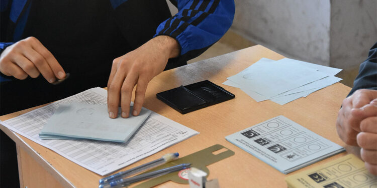 Akpazar beldesinde oy verme işlemleri başladı