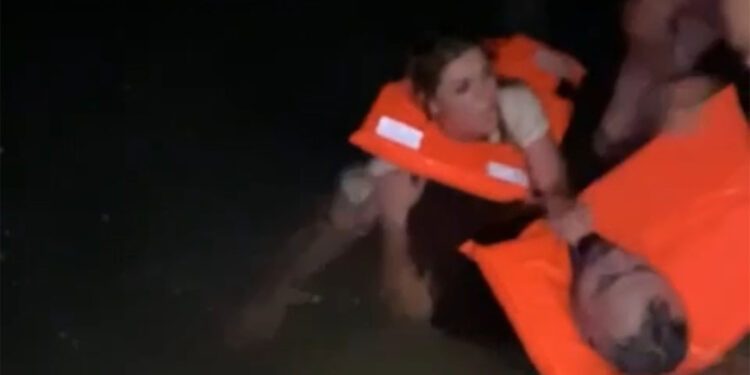 Artvin'de tur teknesi battı