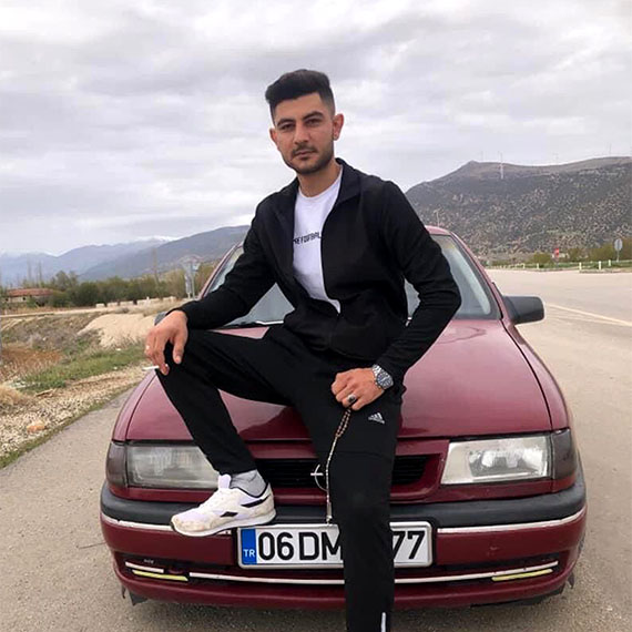 Afyonkarahisar'da Hüseyin Çakır (25) otomobilinde başından vurulmuş halde ölü bulundu. Polis, Çakır'ın eşiyle gönül ilişkisi yaşadığı iddia edilen arkadaşı İ.Ö. tarafından öldürüldüğünü ortaya çıkardı.