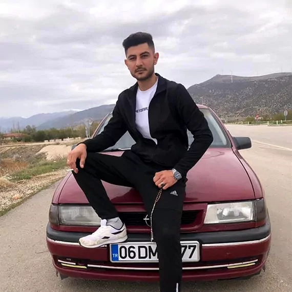 Afyonkarahisar'da hüseyin çakır (25) otomobilinde başından vurulmuş halde ölü bulundu. Polis, çakır'ın eşiyle gönül ilişkisi yaşadığı iddia edilen arkadaşı i̇. Ö. Tarafından öldürüldüğünü ortaya çıkardı.