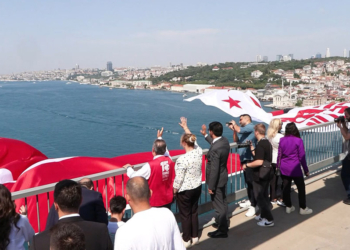15 Temmuz Şehitler Köprüsü'ne Türk Bayrağı asıldı