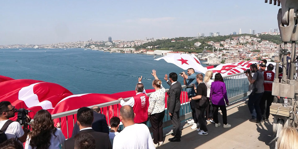 15 Temmuz Şehitler Köprüsü'ne Türk Bayrağı asıldı
