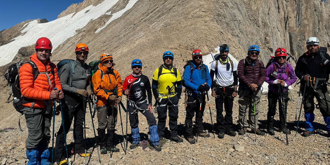 25 dağcı, Türkiye'nin en yüksek ikinci zirvesine tırmandı