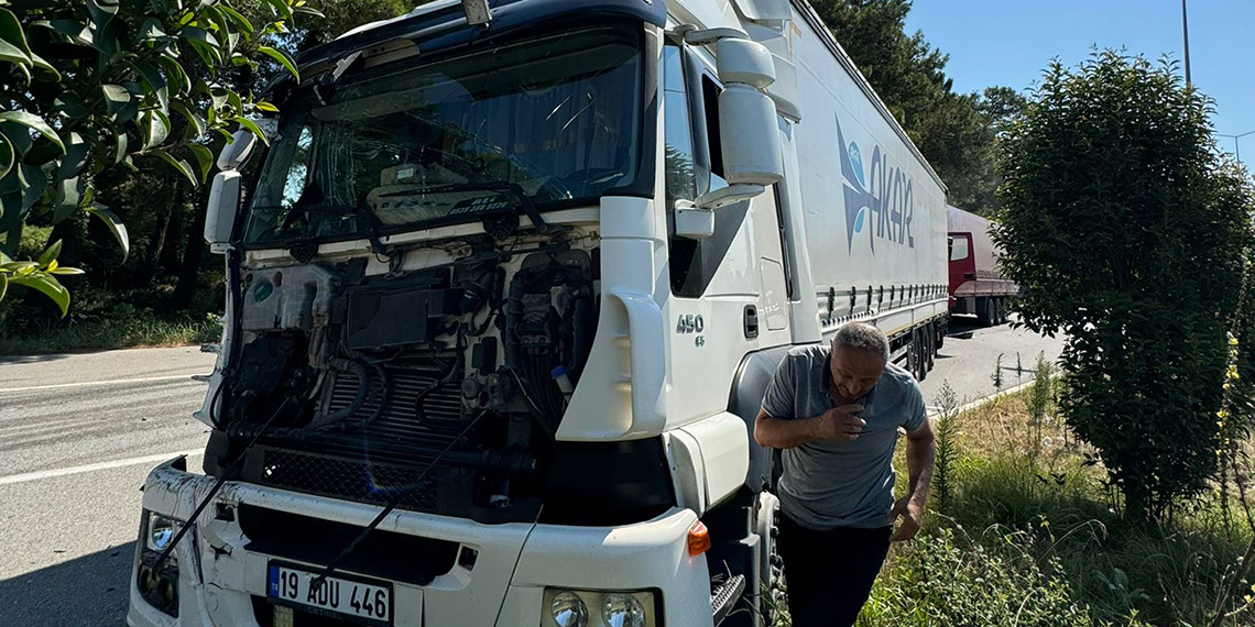 3 TIR birbirine girdi; kara yolu kapandı