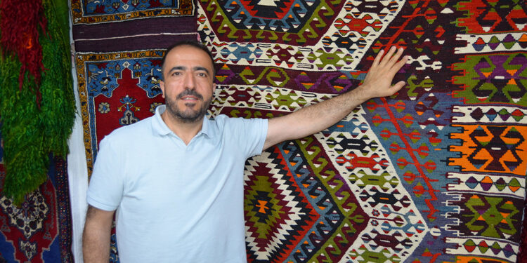 38 yıldır tarihi halıları onarıyor