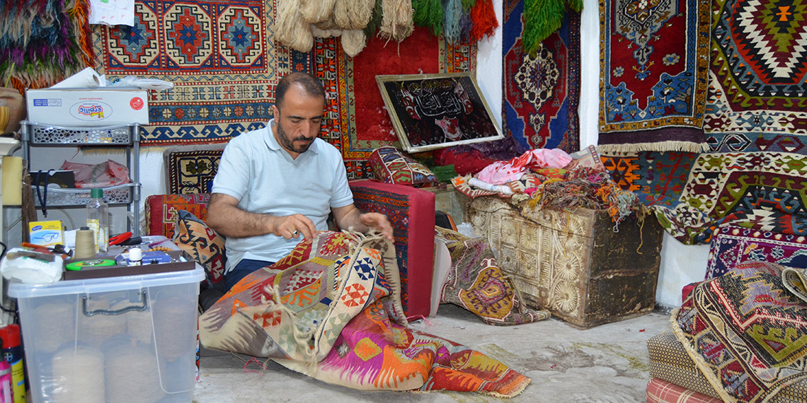 38 yıldır tarihi halıları onarıyor