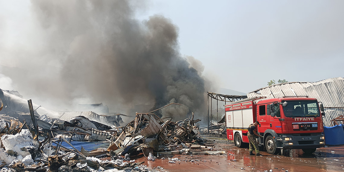 5 fabrika ile 1 deponun zarar gördüğü yangında ‘Afrika sıcakları’ etkisi