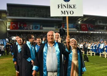 66 yaşında 6'ncı üniversiteden mezun oldu