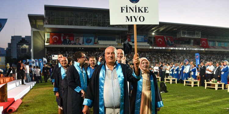 66 yaşında 6'ncı üniversiteden mezun oldu