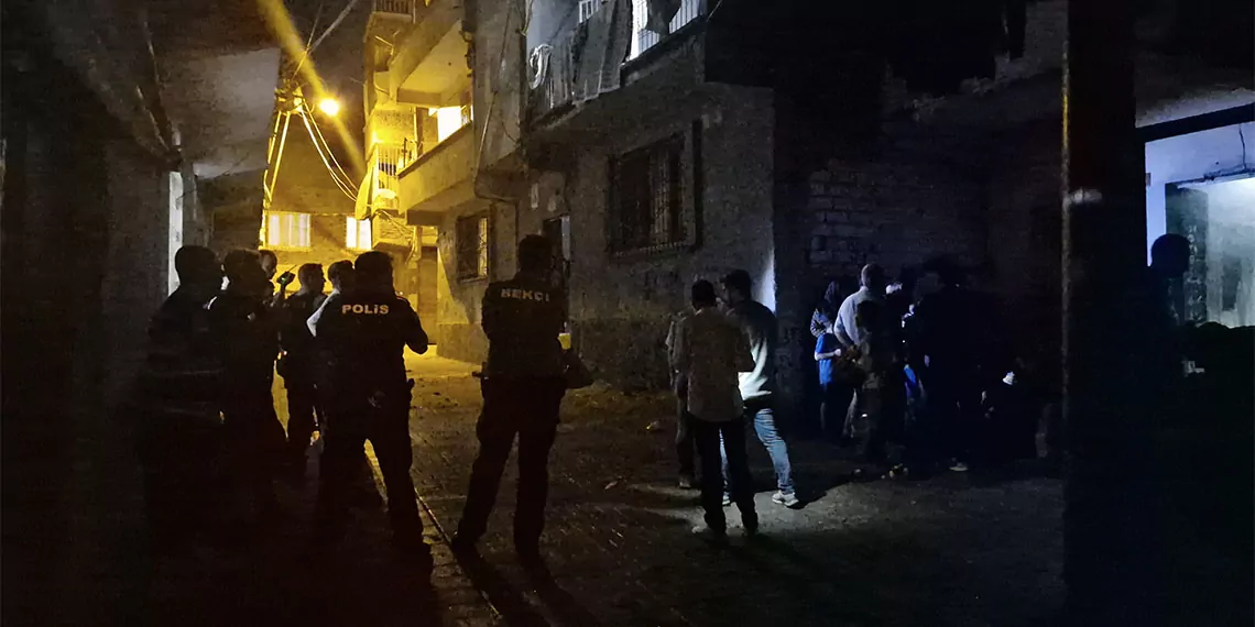 Diyarbakır’ın bağlar ilçesinde suriye uyruklu 5 kişinin olduğu ev, camı kıran şüpheliler tarafından ateşe verilen yanıcı maddenin içeriye atılmasıyla kundaklandı.