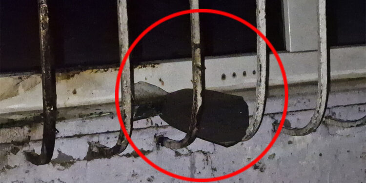 Diyarbakır’ın Bağlar ilçesinde Suriye uyruklu 5 kişinin olduğu ev, camı kıran şüpheliler tarafından ateşe verilen yanıcı maddenin içeriye atılmasıyla kundaklandı.