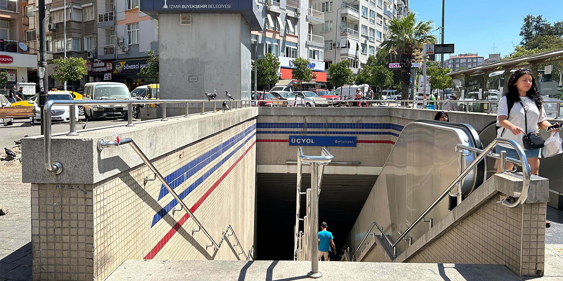 İzmir Üçyol Metro İstasyonu'nda yürüyen merdiven arızası; merdiven yolcuların bulunduğu sırada bir anda ters yönde hareket etti.