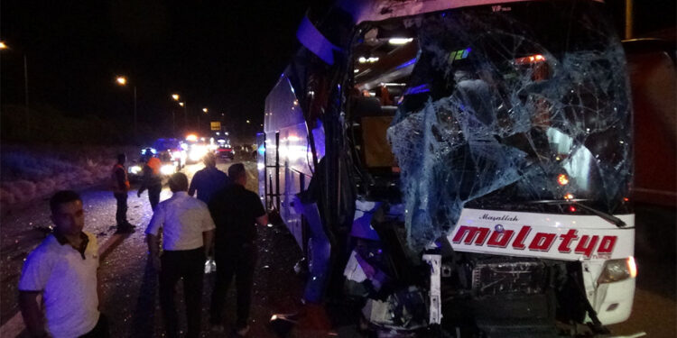 Anadolu Otoyolunda iki yolcu otobüsü çarpıştı; 15 yaralı