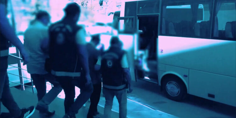 Kalkan-25 operasyonlarında 2 bin 563 düzensiz göçmen yakalandı